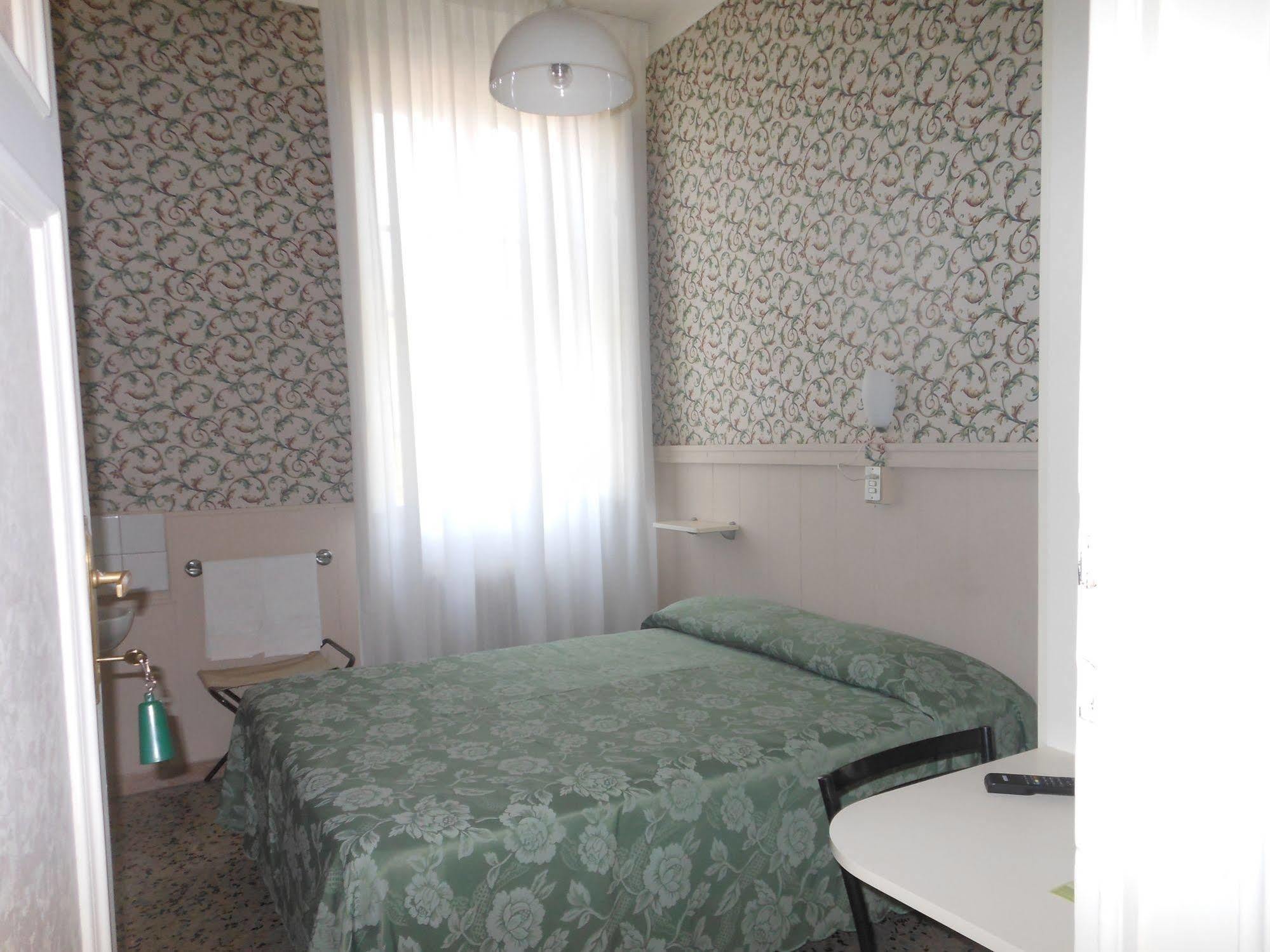 Hotel Stipino ルッカ エクステリア 写真